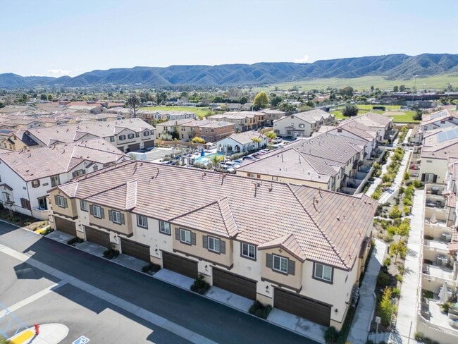 Building Photo - Beautiful 3 Bed / 2.5 Bath Condo with Open Floor Plan & Private Patio!