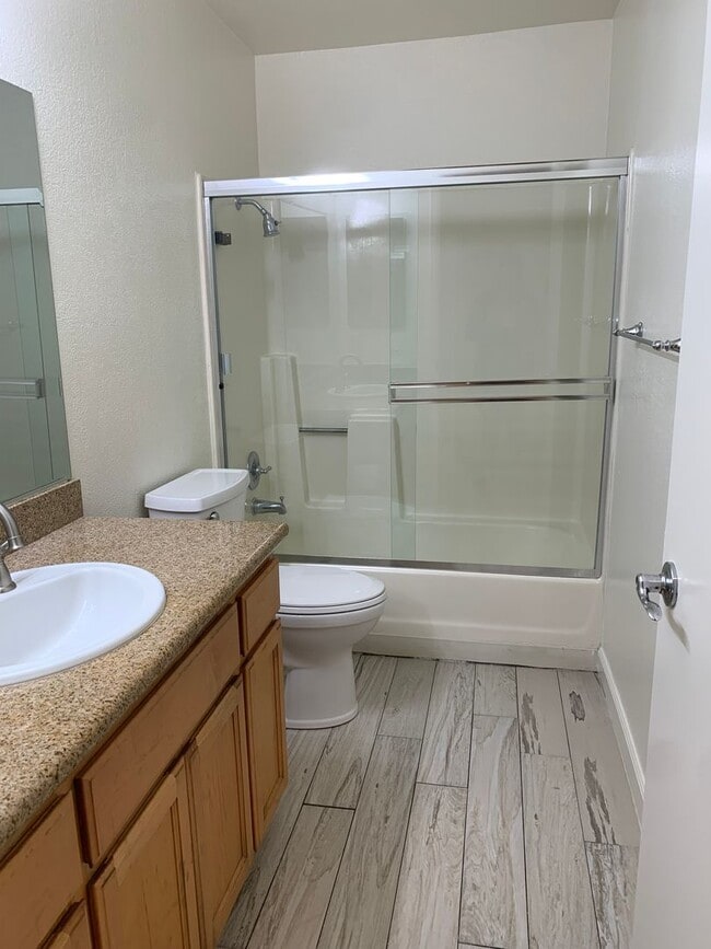 Building Photo - Gated Raintree Terrace Condo! Available Now!