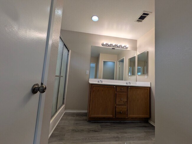 Building Photo - Beautiful 3 bedroom home