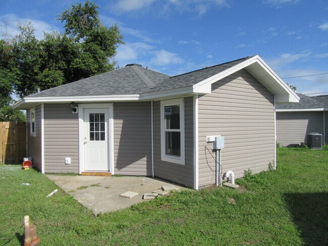 Building Photo - 1302 Grace Ave