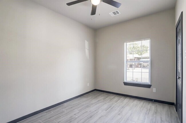 Building Photo - 8103 Glass St