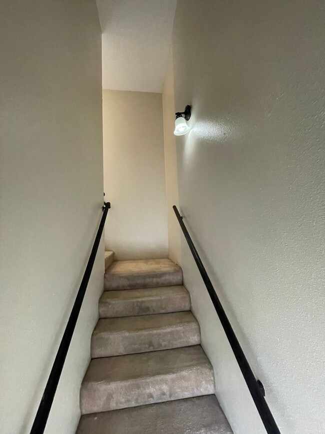 Building Photo - 2 bedroom 1 1/2 bath condominium