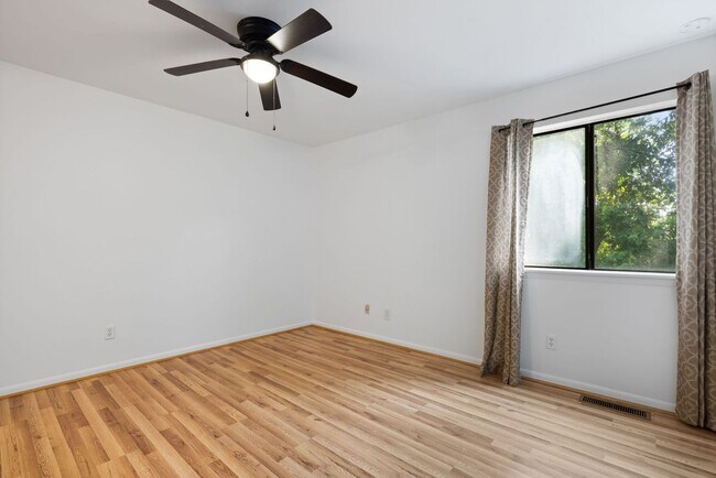 Building Photo - Available now. Beautifully updated 3 BR/2....
