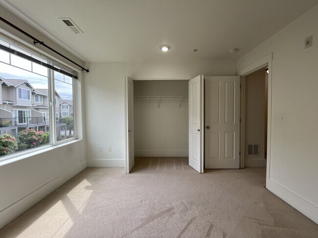 Building Photo - 2 Bedroom 2.5 Bathroom with 2 Tandem Car garage ~ Convenient Cedar Mill Location Near St. Vincent...
