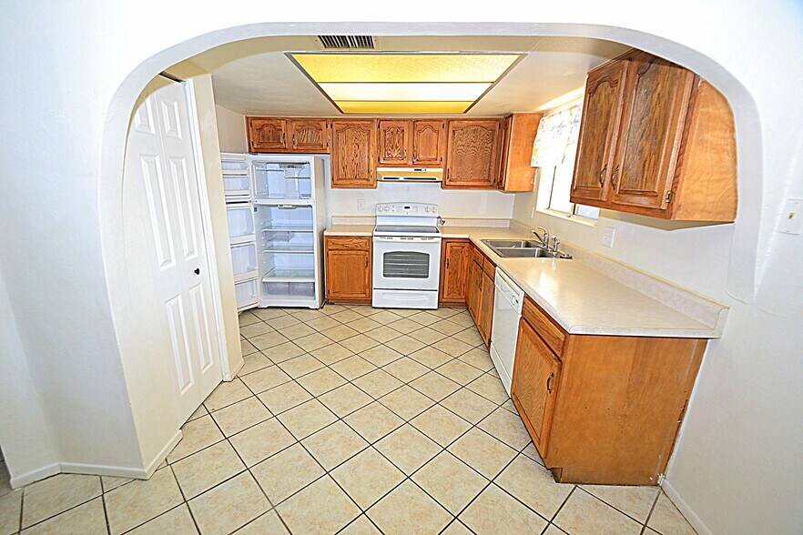 Building Photo - 6941 W Vermont Ave