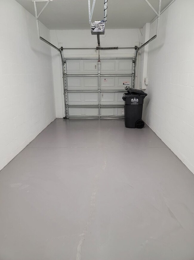 Building Photo - Home is in the Heart of New Tampa