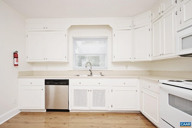 Building Photo - 2323 Fontaine Ave Ext