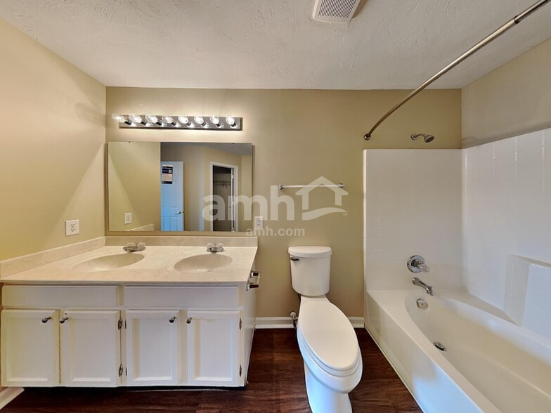 Building Photo - 717 Breakers Ln