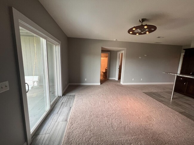 Building Photo - 627 N Daylily Dr