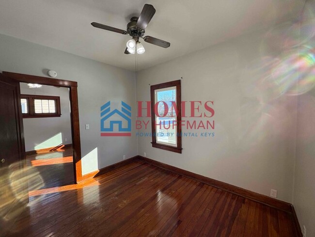 Building Photo - Two Bedroom House | Front Porch | Detached...