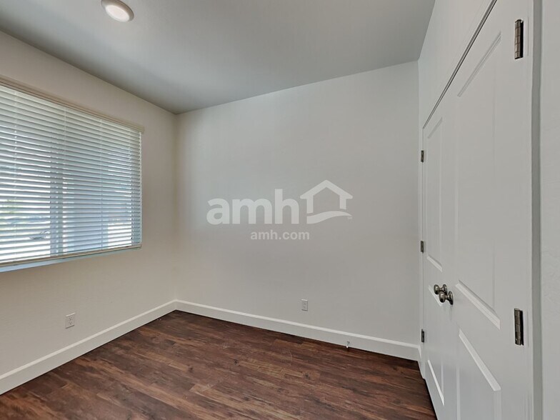 Building Photo - 17149 W Lawrence Ln