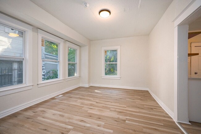 Building Photo - 5 Bedroom Home Near Central Park and Centr...
