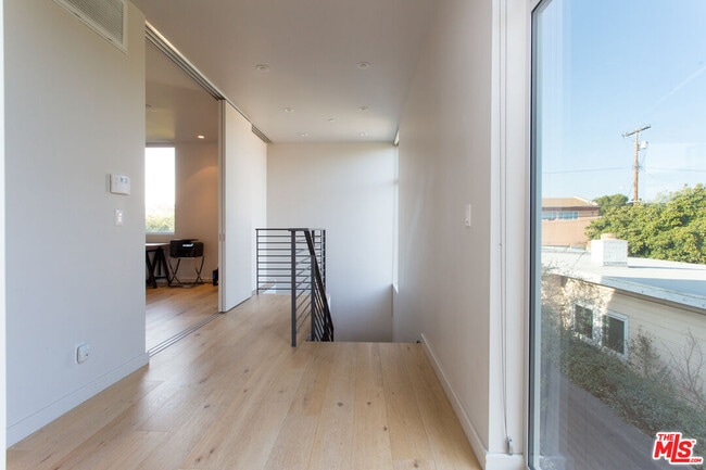 Building Photo - 709 Flower Ave