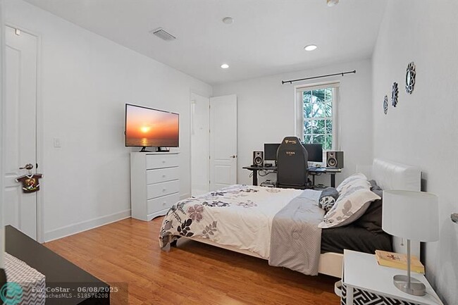 Building Photo - 619 SW 147th Ave