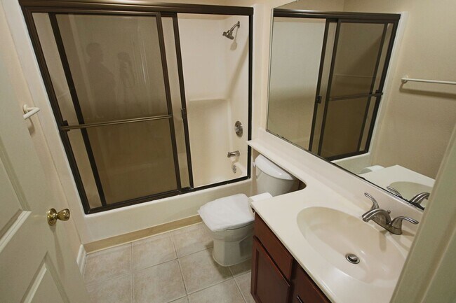 Building Photo - Best Priced 2 Bedroom Condo in the Heart o...