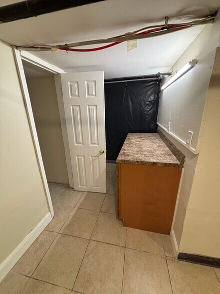 Building Photo - 214 S 11th St