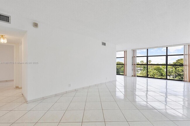 Building Photo - 600 Parkview Dr