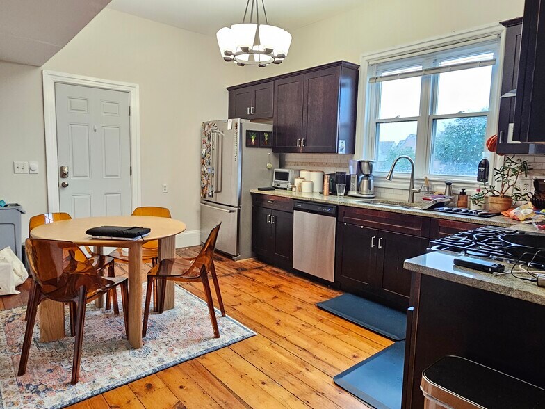 Roomy eat-in kitchen with stainless appliances - 128 Vinton St