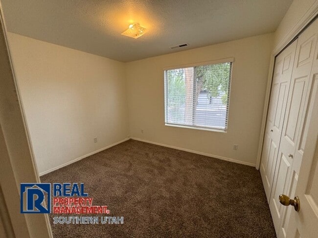 Building Photo - Single Family Home near Pine View