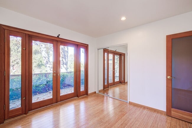 Building Photo - HOLIDAY SPECIAL***2 WEEKS FREE** 3 Bed/2 Bath Oasis in Royal Woods - Available Now