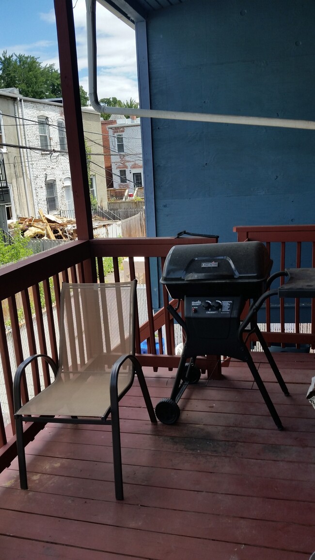 privat deck - 648 Morton Pl NE