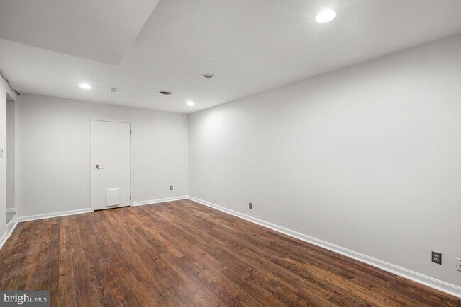 Building Photo - 1120 S Kenwood Ave