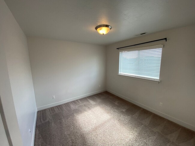 Building Photo - Beautiful House with basement apartment