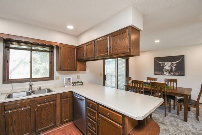 Building Photo - 4504 S Cliff Ave