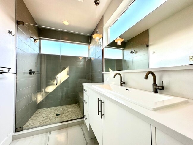 Building Photo - 2Bd/2.5Ba Kirkland Townhouse