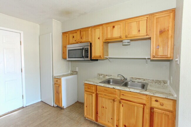 Building Photo - 1406 Goliad St