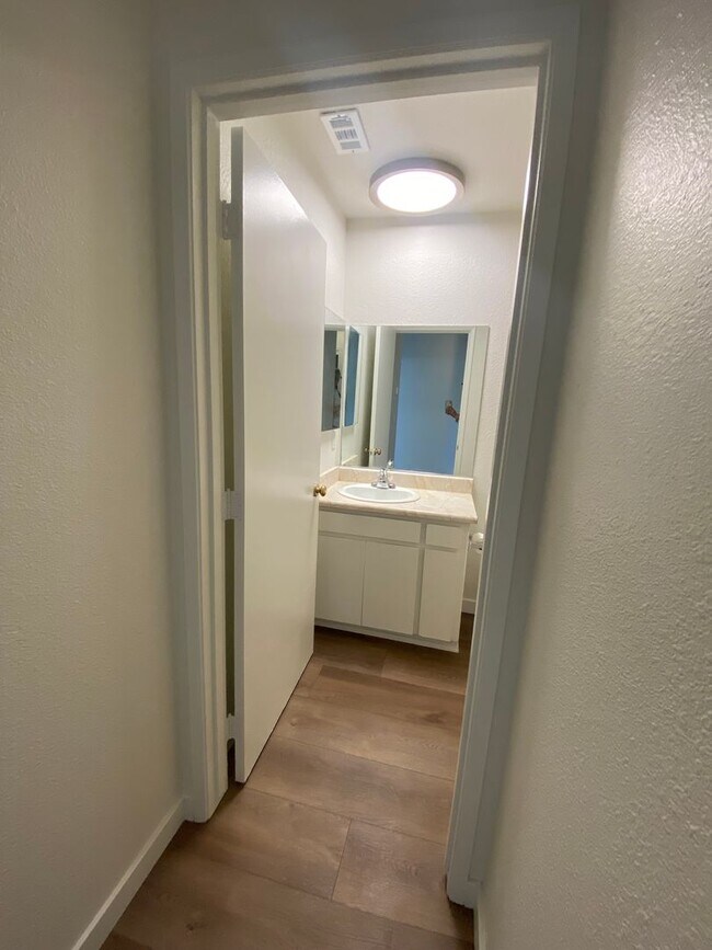 Building Photo - Downtown Duplex