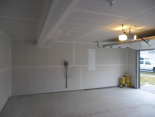 Building Photo - Newer Split Entry 4 Bedroom 3 Bath Home