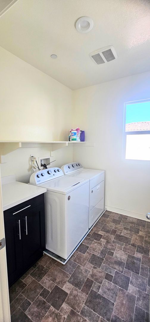 Building Photo - Gorgeous 4 Bedroom 4Bath Home With Solar a...