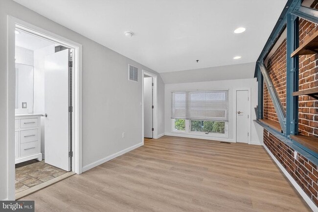 Building Photo - 36 Moore St