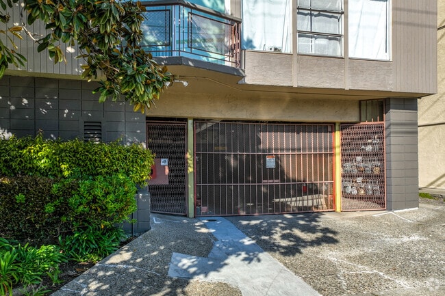Building Garage - St Andrew Park