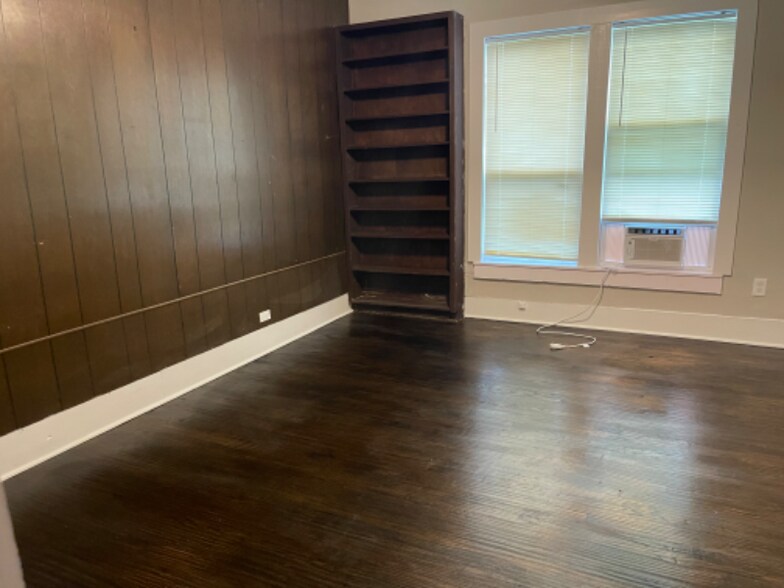 Building Photo - 534 E Sycamore St