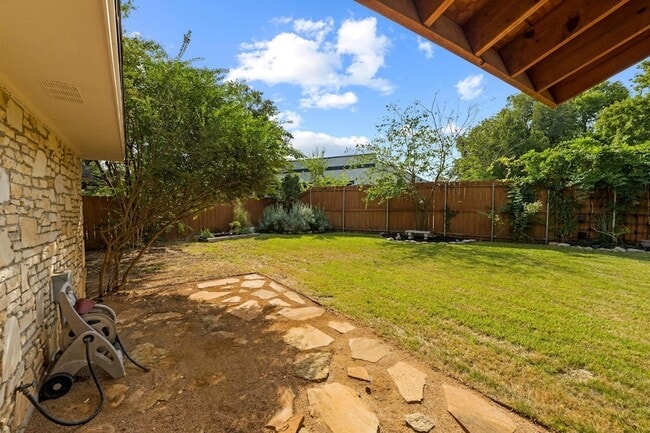 Building Photo - 10305 Caracara Dr