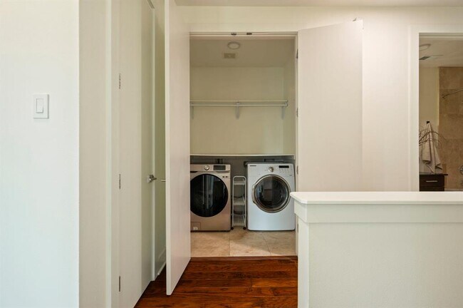 Building Photo - 2017 Kinney Ave