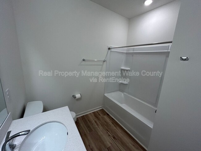 Building Photo - 403 St Clair Dr