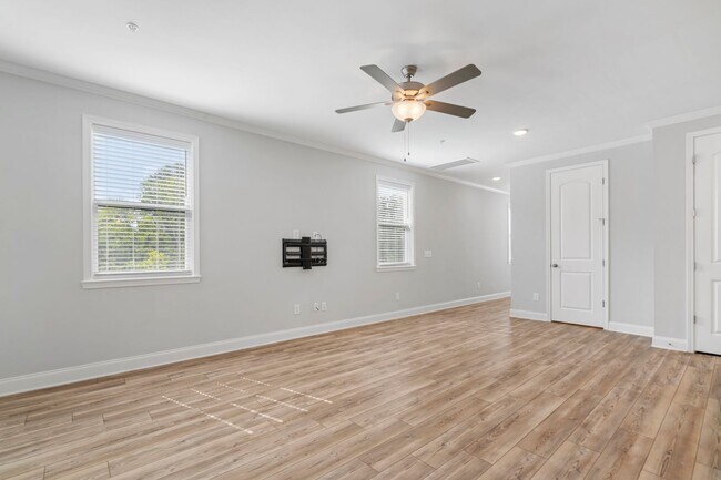 Building Photo - Canterbury Townhome