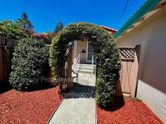 Building Photo - 3884 Bayview Cir