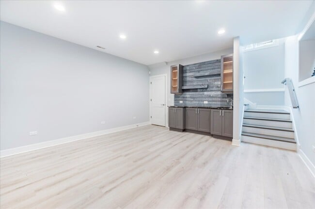 Building Photo - 6241 S Woodlawn Ave