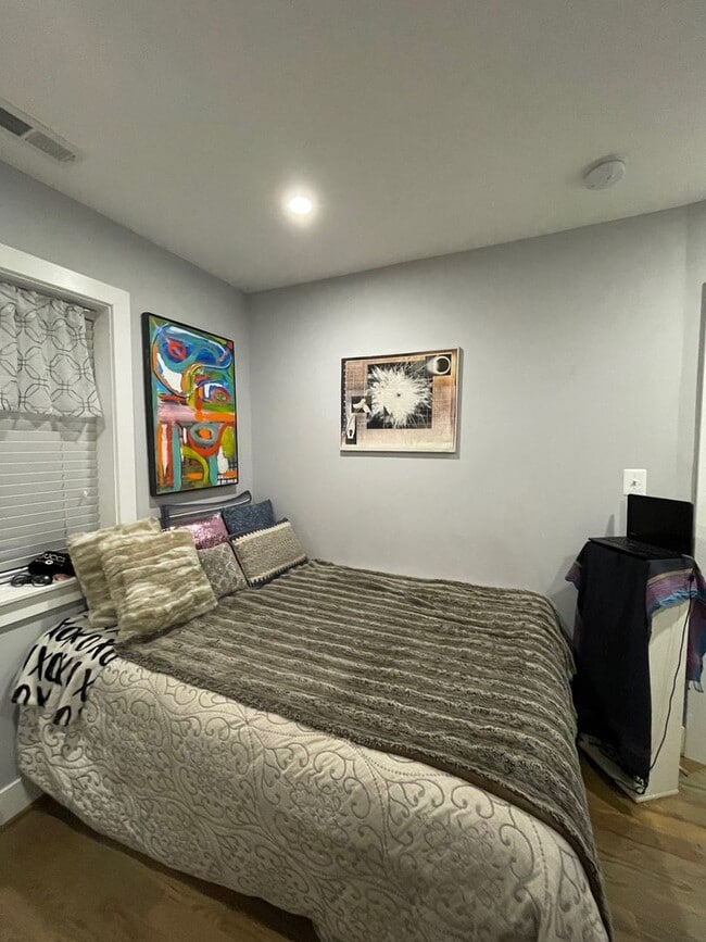 Building Photo - Spacious 2BR Townhouse with Backyard & Bon...