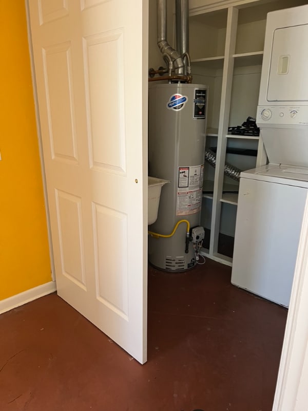 Building Photo - 2128 E 9th St