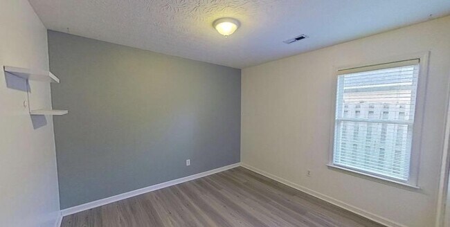 Building Photo - 1113 Loman Ln