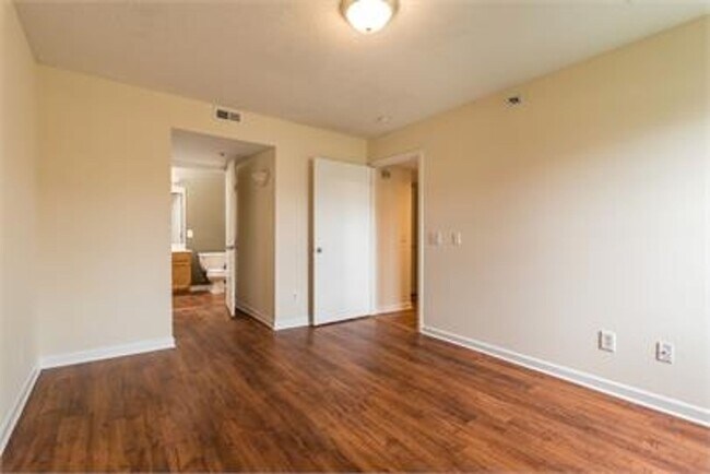 Building Photo - Creek Pointe