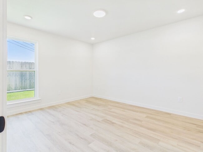 Building Photo - Great 2 Bedroom in West Plains District