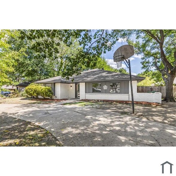 Building Photo - 1020 Hickory Cir