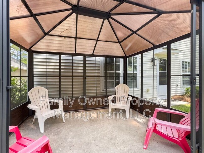 Building Photo - 8753 Red Oak Dr