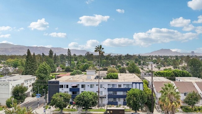 Building Photo - 4950 Coldwater Canyon